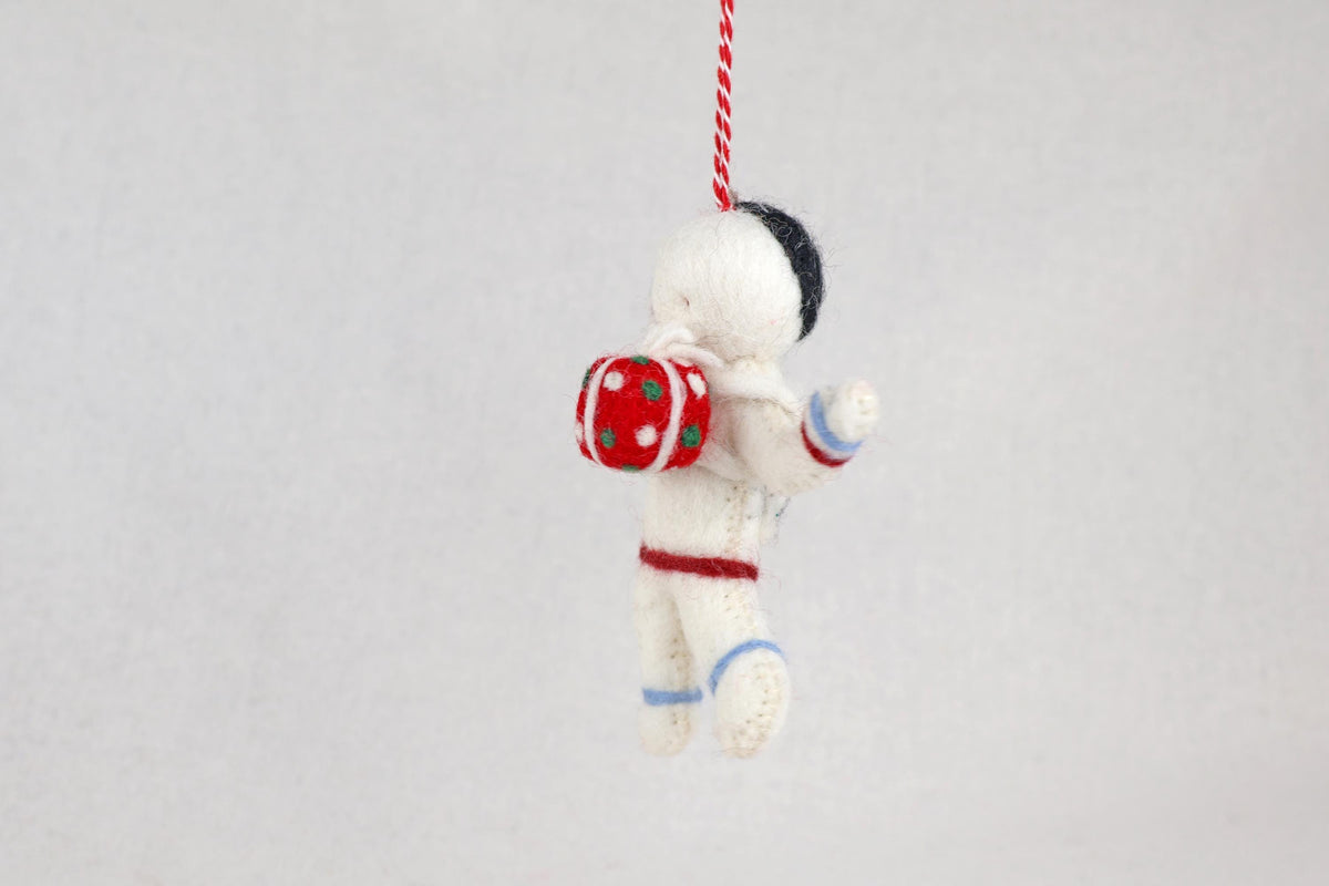 Astronaut mit Geschenk aus Filz – Handgefertigter Anhänger | Weihnachtsdeko | Weltraum I Weihnachtsanhänger | Raumfahrt I Christbaumschmuck