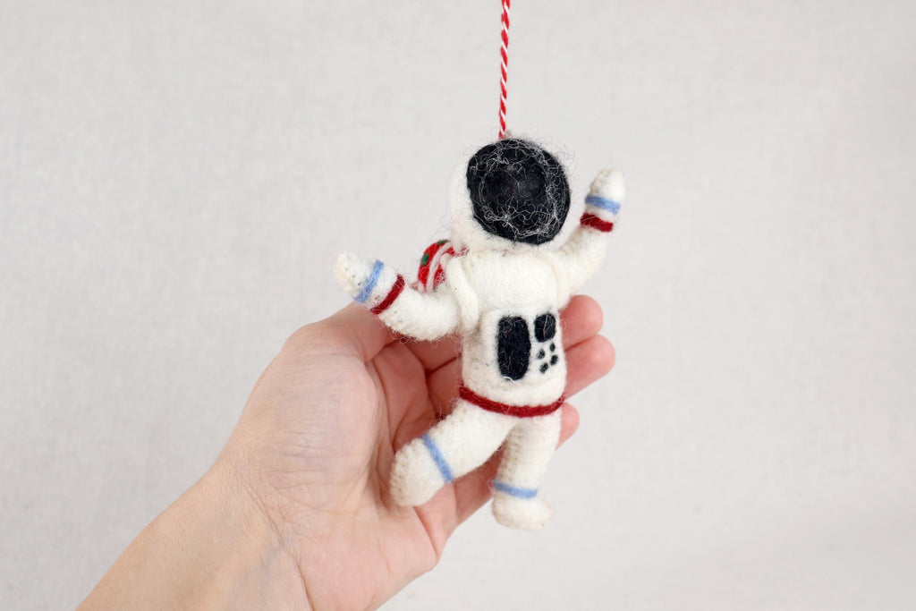 Astronaut mit Geschenk aus Filz – Handgefertigter Anhänger | Weihnachtsdeko | Weltraum I Weihnachtsanhänger | Raumfahrt I Christbaumschmuck