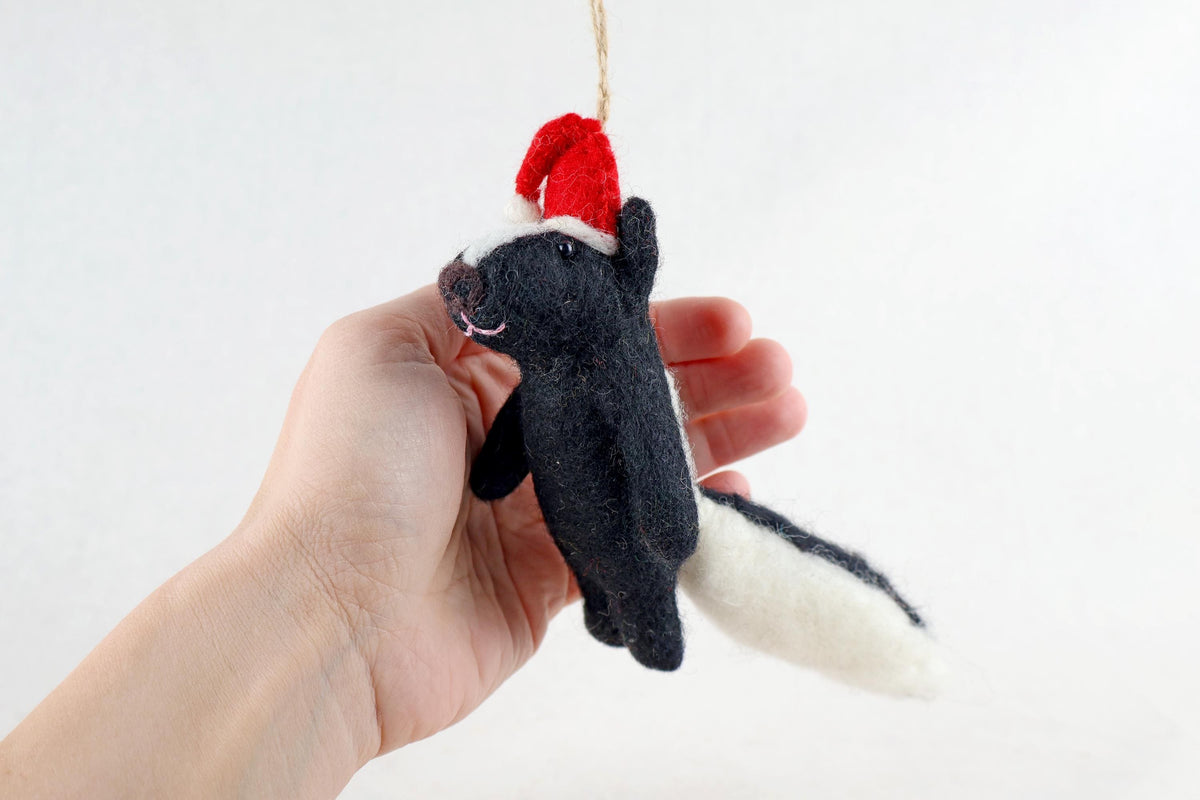 Weihnachts-Stinktier aus Filz – Handgefertigter Anhänger | Christbaumschmuck | Weihnachtsdeko | lustige Weihnachtsdeko