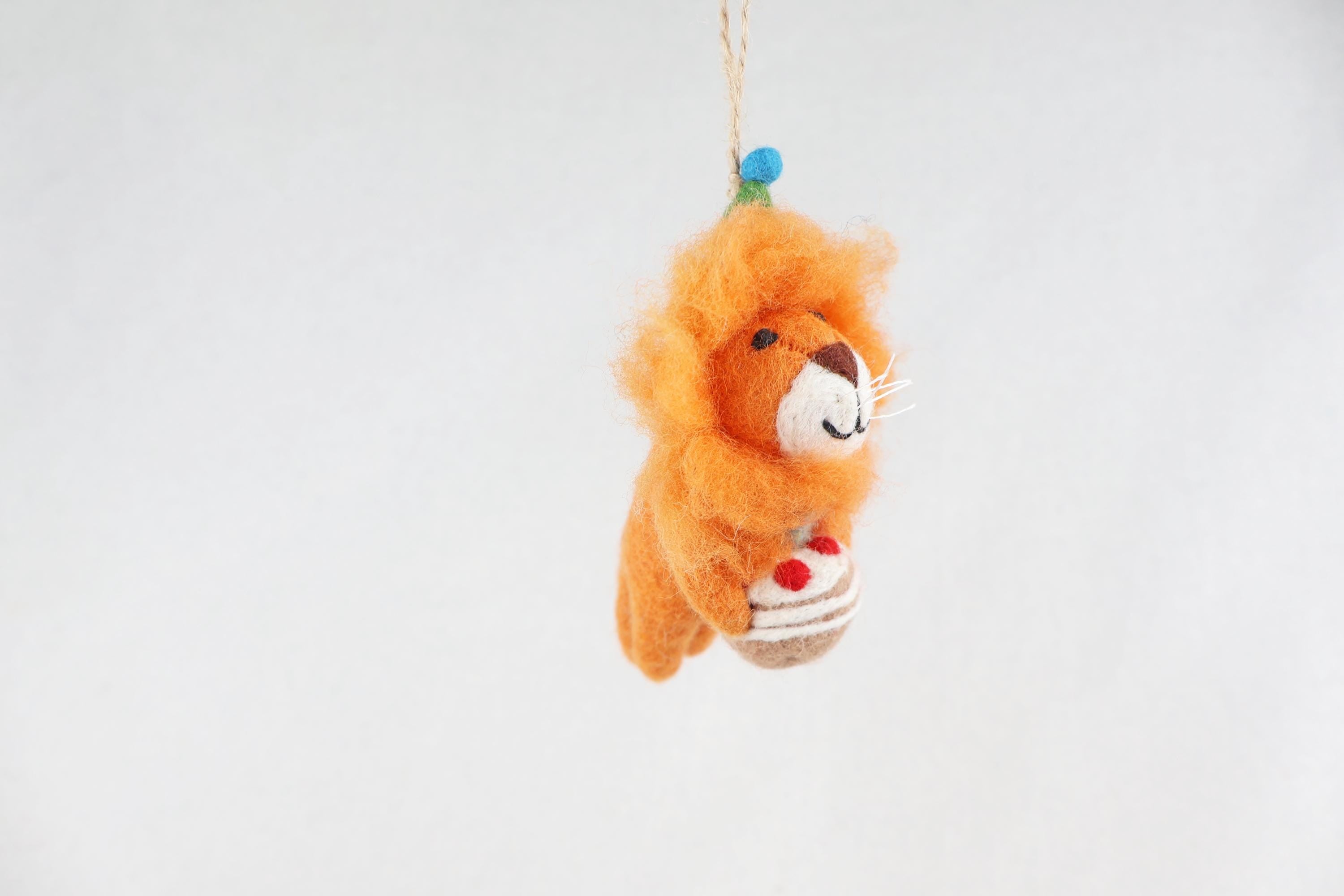 Partylöwe I Löwe mit Partyhut I Löwendeko I Christbaumschmuck Weihnachtsdeko I Geburtstagsdeko I Geschenkanhänger I Löwenparty