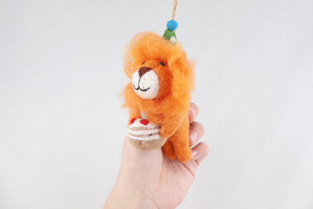 Partylöwe I Löwe mit Partyhut I Löwendeko I Christbaumschmuck Weihnachtsdeko I Geburtstagsdeko I Geschenkanhänger I Löwenparty