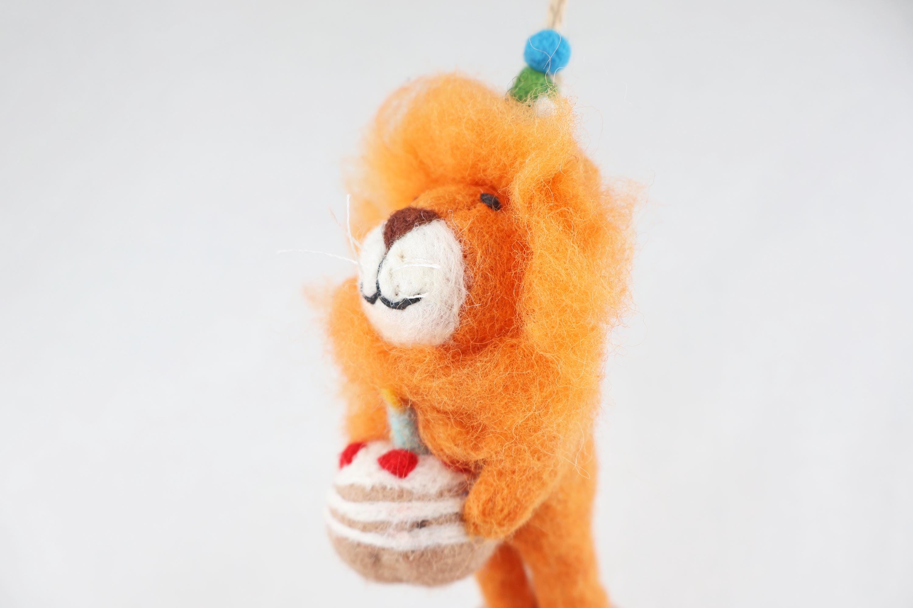 Partylöwe I Löwe mit Partyhut I Löwendeko I Christbaumschmuck Weihnachtsdeko I Geburtstagsdeko I Geschenkanhänger I Löwenparty