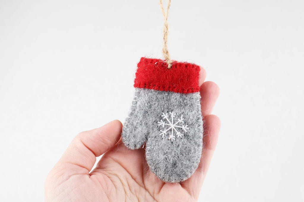 Weihnachtsanhänger Handschuh hellgrau mit rot I Christbaumschmuck Weihnachtsdeko I Weihnachtsbaum I Weihnachtsdeko I Schneeflocke I