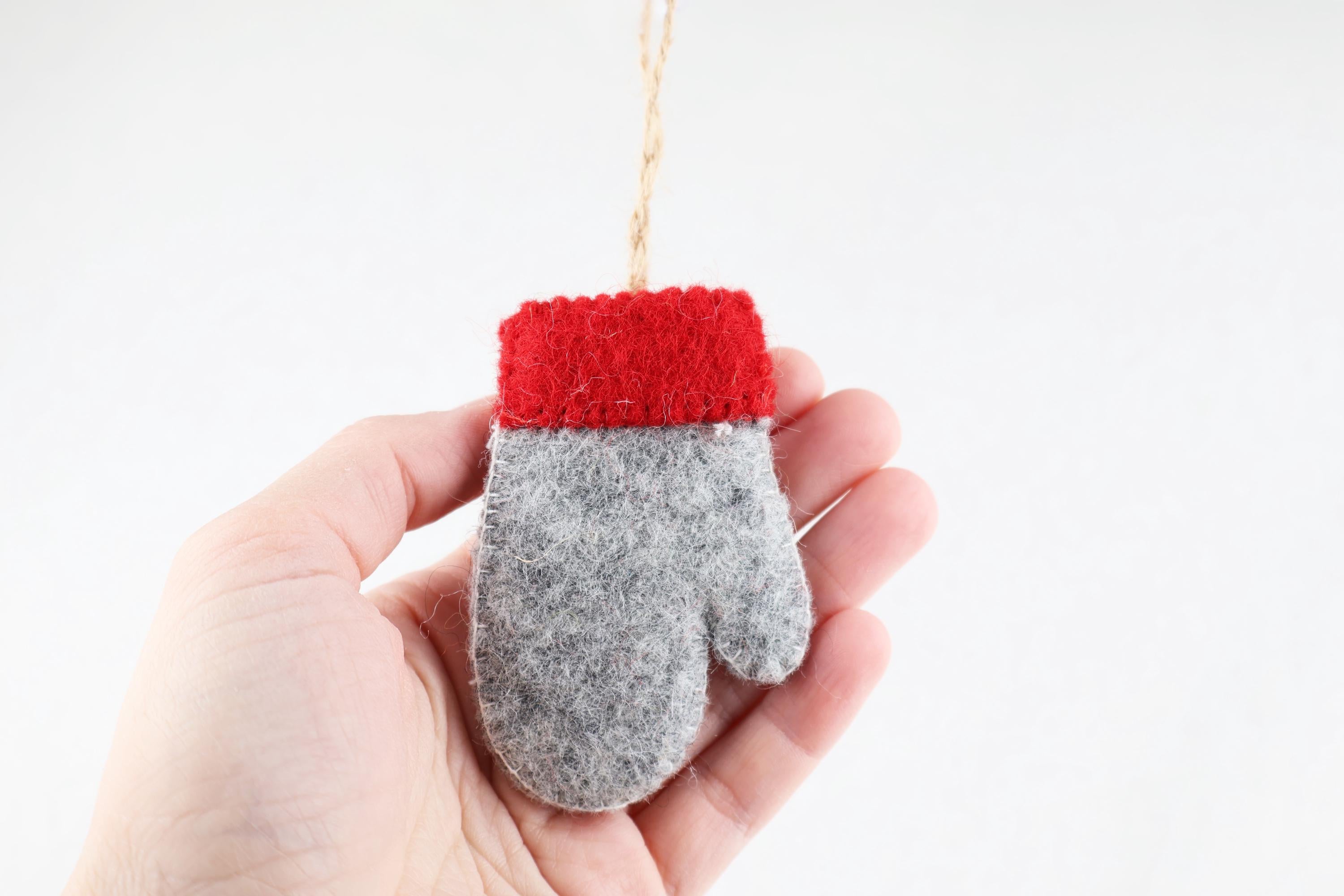 Weihnachtsanhänger Handschuh hellgrau mit rot I Christbaumschmuck Weihnachtsdeko I Weihnachtsbaum I Weihnachtsdeko I Schneeflocke I