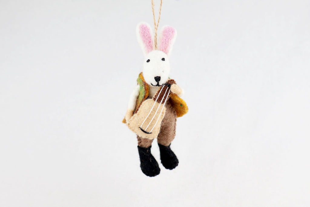 Hase mit Gitarre – Handgemachter Ganzjahresanhänger aus Nepal I Osterschmuck I Osterdeko I Weihnachtsdeko I Christbaumschmuck