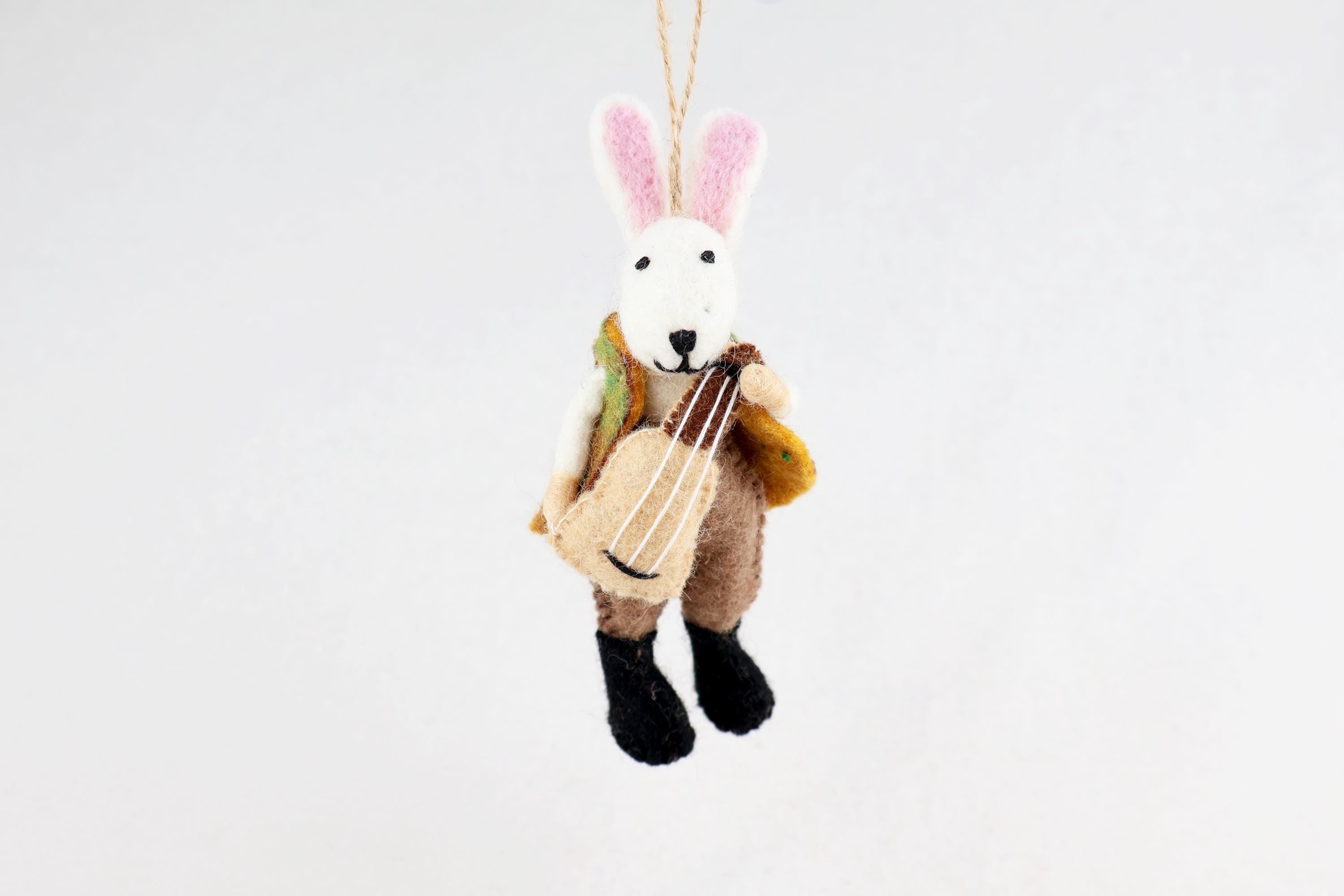 Hase mit Gitarre – Handgemachter Ganzjahresanhänger aus Nepal I Osterschmuck I Osterdeko I Weihnachtsdeko I Christbaumschmuck