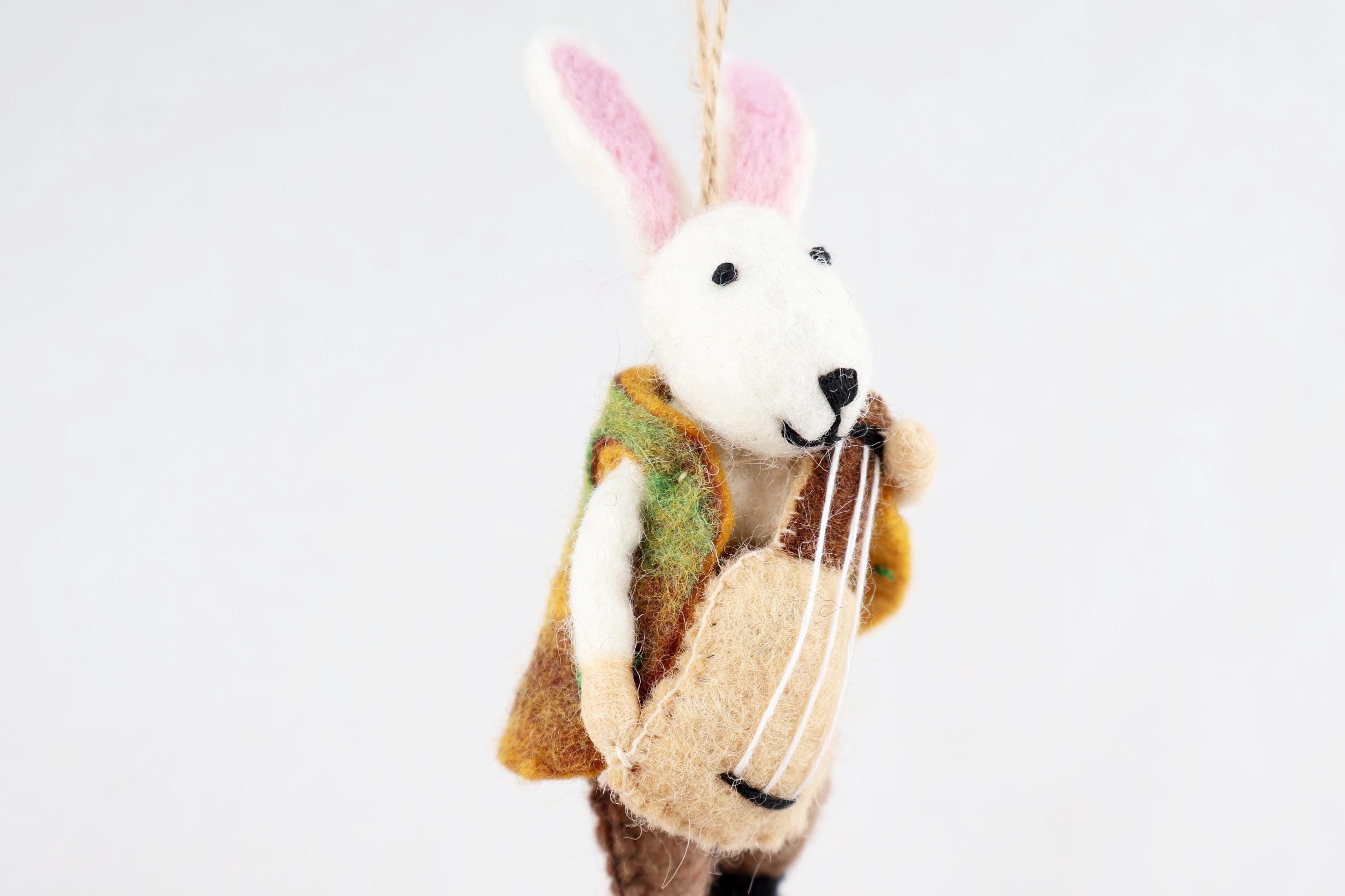 Hase mit Gitarre – Handgemachter Ganzjahresanhänger aus Nepal I Osterschmuck I Osterdeko I Weihnachtsdeko I Christbaumschmuck
