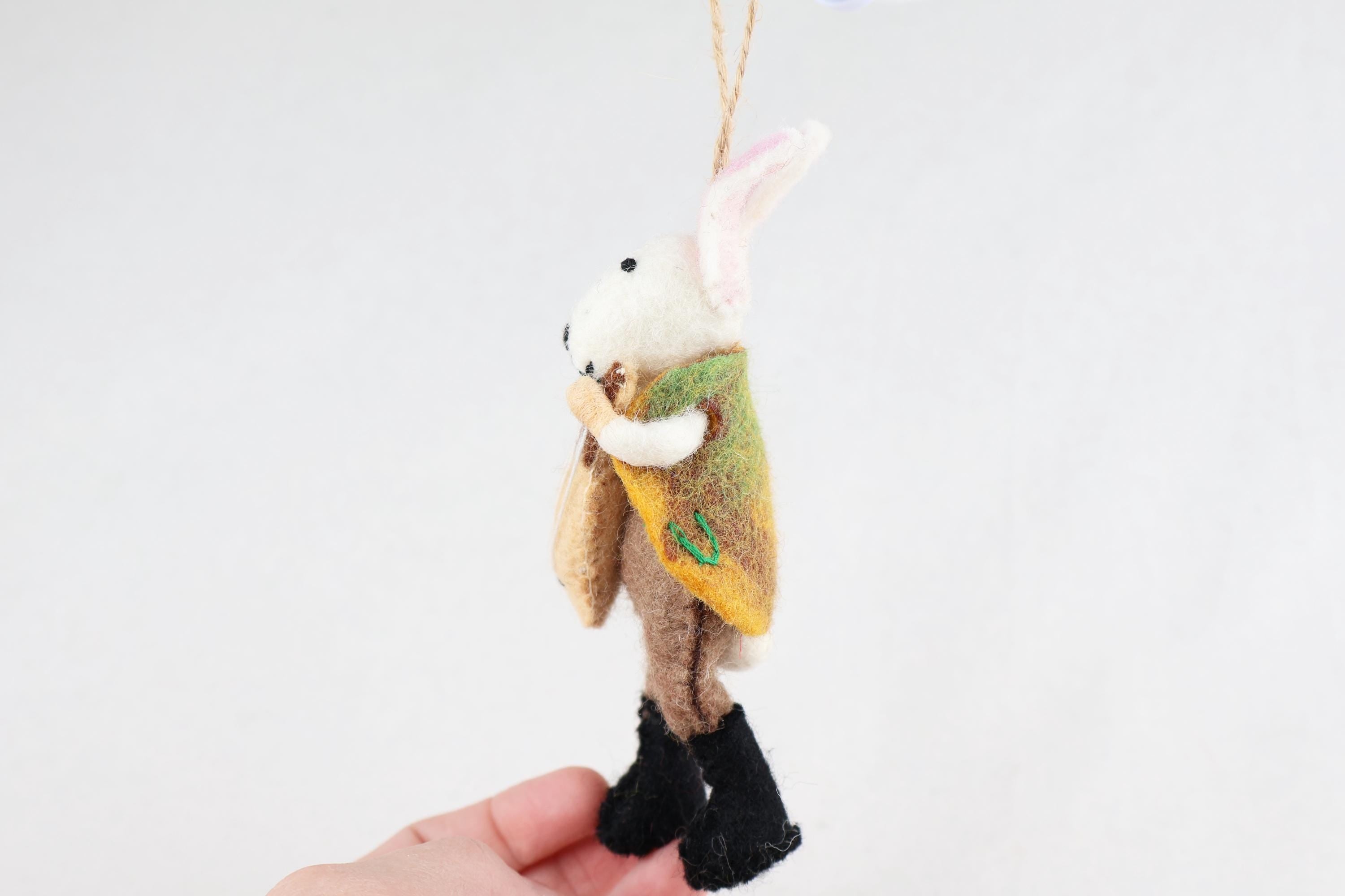 Hase mit Gitarre – Handgemachter Ganzjahresanhänger aus Nepal I Osterschmuck I Osterdeko I Weihnachtsdeko I Christbaumschmuck