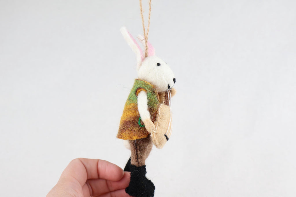 Hase mit Gitarre – Handgemachter Ganzjahresanhänger aus Nepal I Osterschmuck I Osterdeko I Weihnachtsdeko I Christbaumschmuck