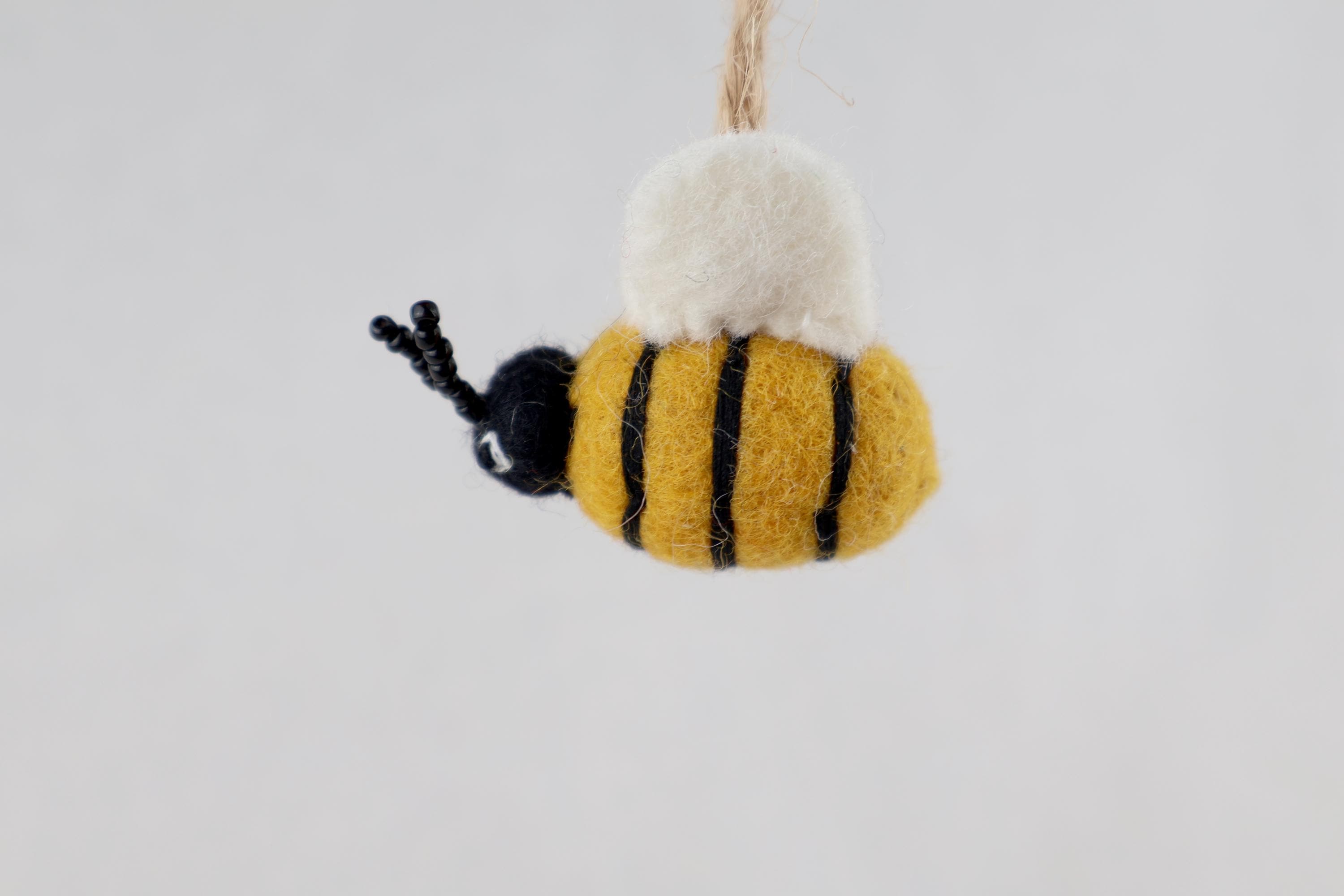 Filz Anhänger Biene, Brosche Hummel, Insekt, Honigbiene, Osterdeko, Osterstrauß, Frühlingsdeko, Sommerdeko