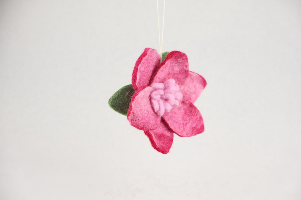 Rosa Filzblüte – Handgefertigter Frühlingsanhänger | Blütenanhänger | Fensterdeko | Filzblume I Osterschmuck I Osterdeko