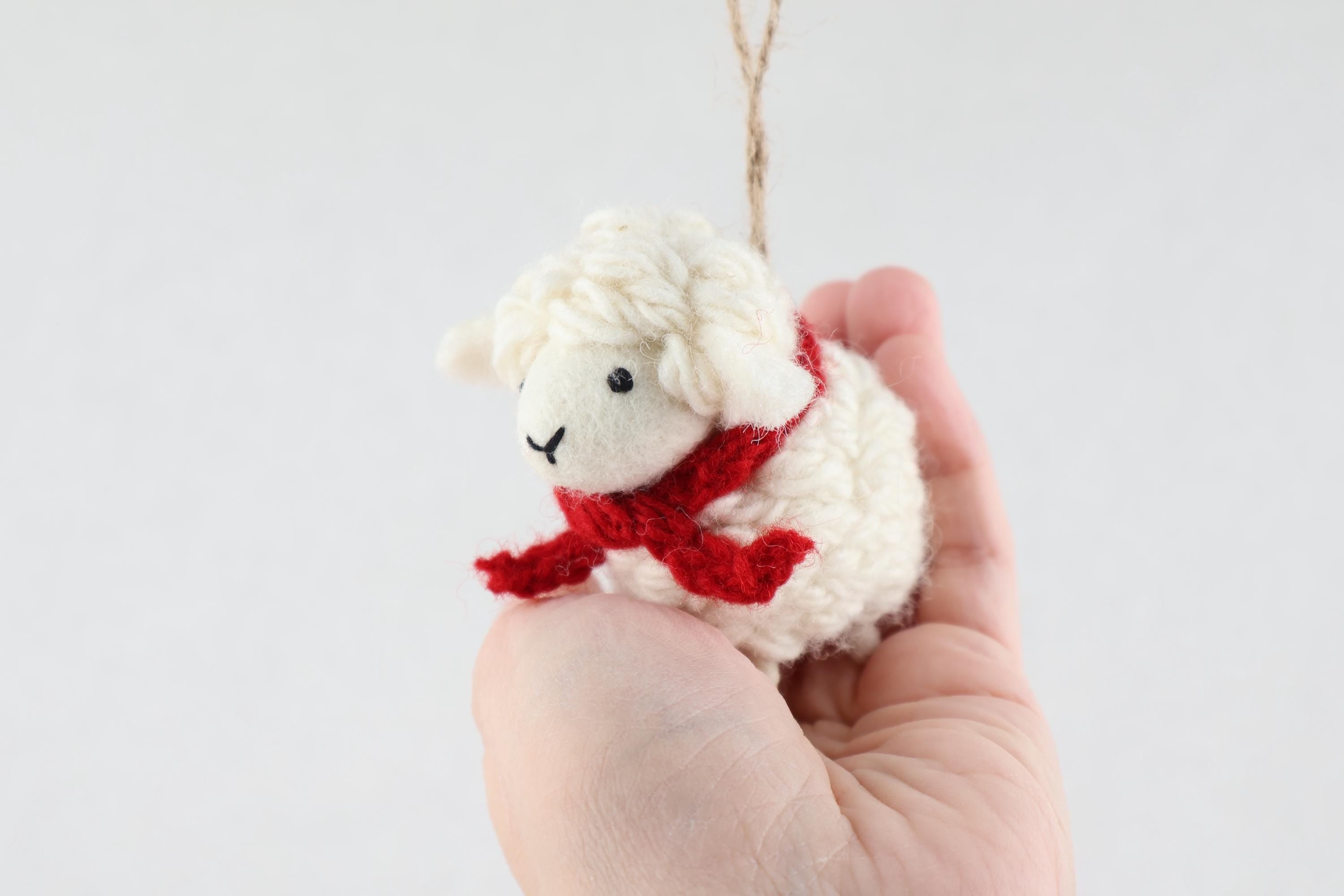 Weihnachtsanhänger Schaf weiß mit Schal I Christbaumschmuck Weihnachtsdeko I Winter Weihnachtsbaum I Weihnachtsschaf