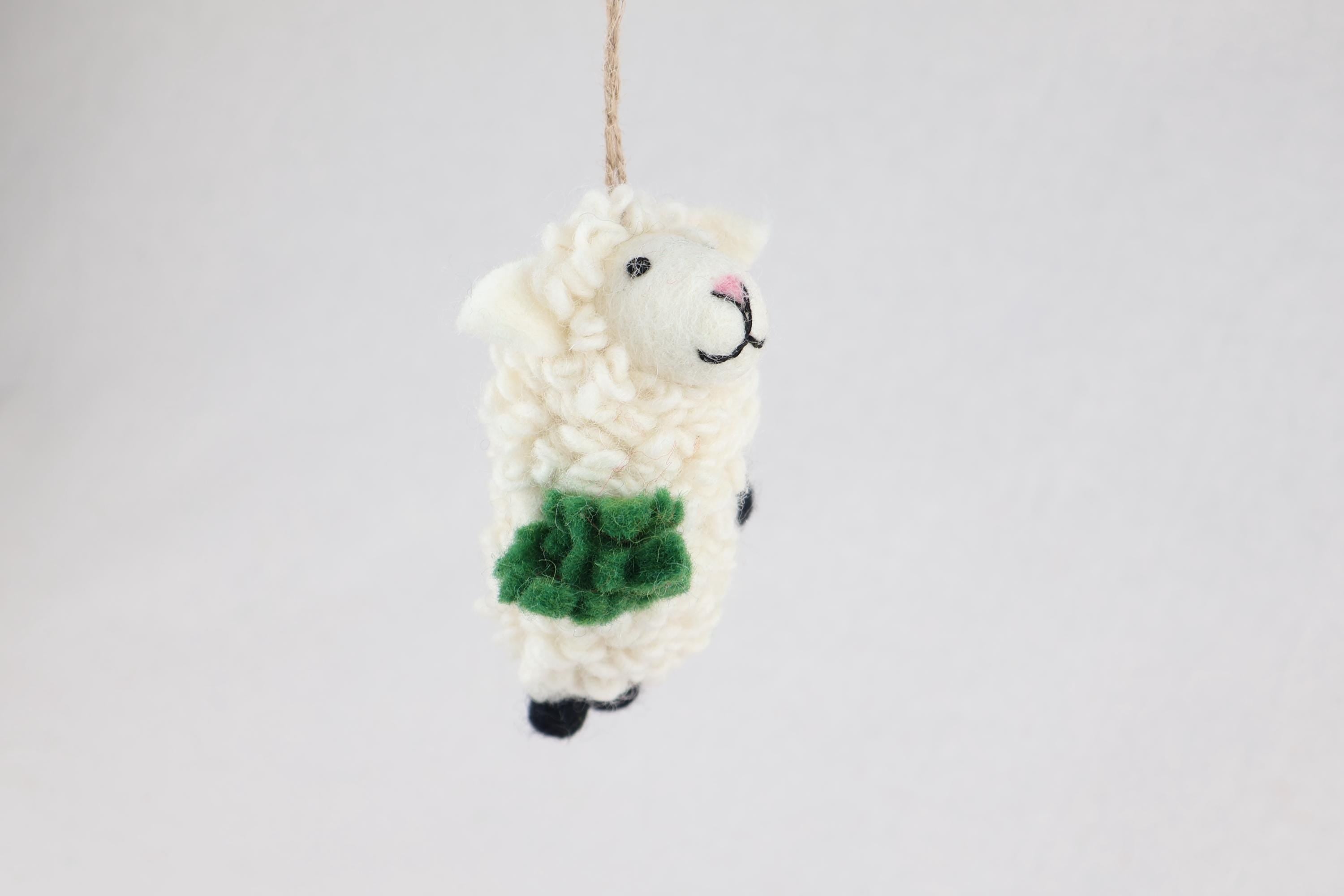 Weihnachtsanhänger Schaf mit Tannenzweig I Christbaumschmuck Weihnachtsdeko I Winter Weihnachtsbaum I Weihnachtsschaf