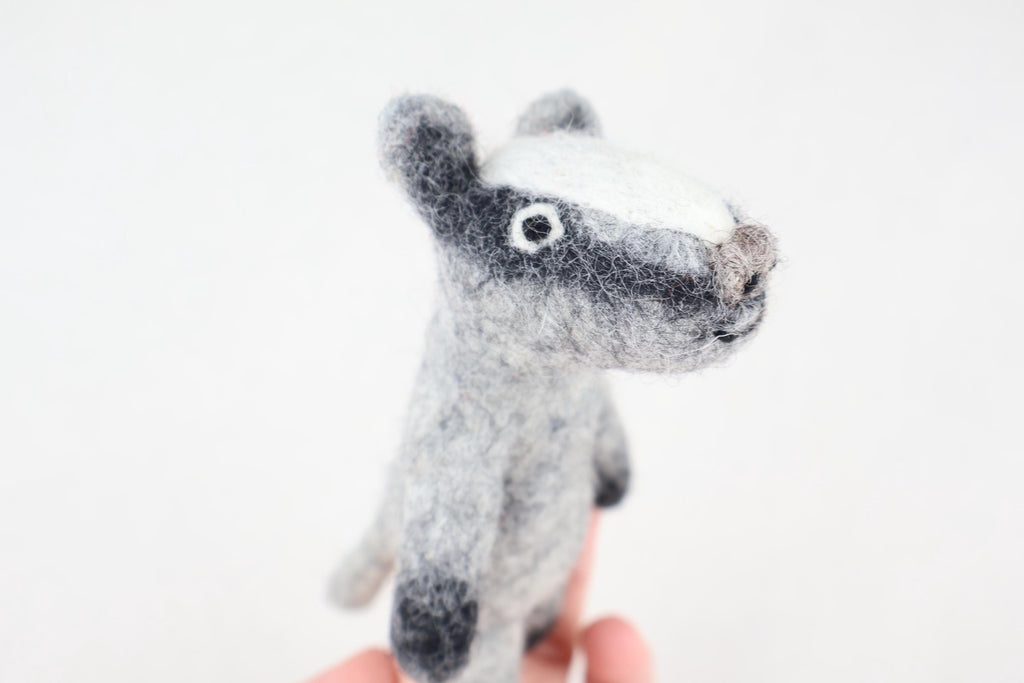 Filz Dachs Fingerpuppe – Handgemachte Dachspuppe – Waldtier Handpuppe – Filz Tier Figur – Waldorf Spielzeug – Geschenk für Kinder