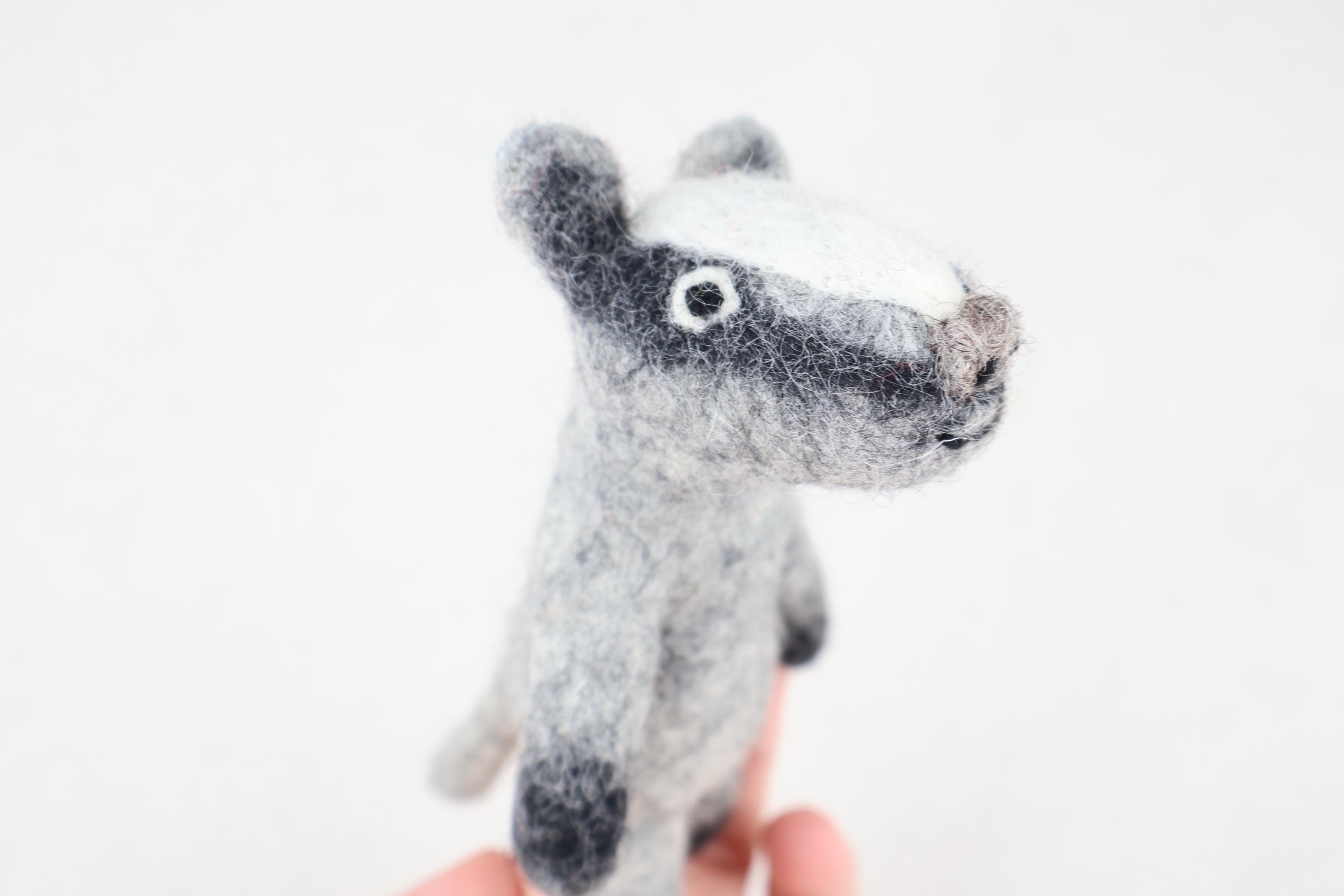 Filz Dachs Fingerpuppe – Handgemachte Dachspuppe – Waldtier Handpuppe – Filz Tier Figur – Waldorf Spielzeug – Geschenk für Kinder