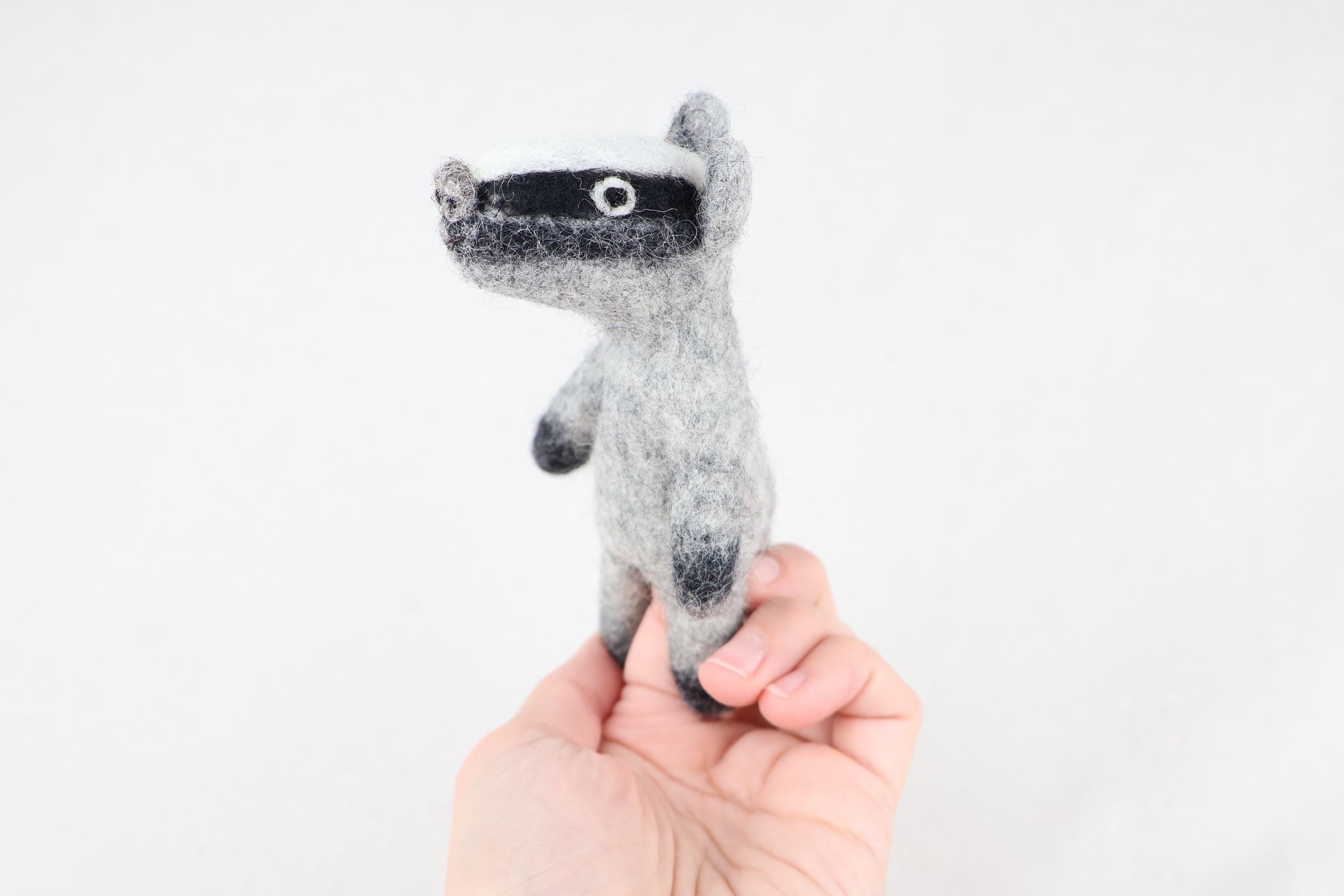 Filz Dachs Fingerpuppe – Handgemachte Dachspuppe – Waldtier Handpuppe – Filz Tier Figur – Waldorf Spielzeug – Geschenk für Kinder