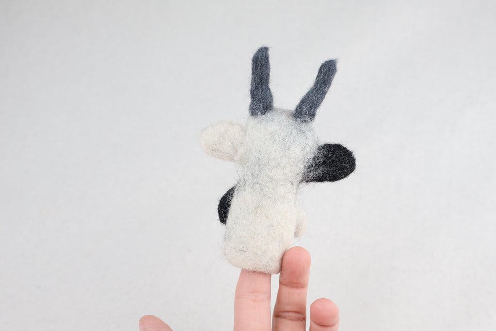 Niedliche Fingerpuppe Kuh aus Filz I Fingerspiel I Bauernhoftier I Kuh I Spielzeug Montessori I Geschichten erzählen