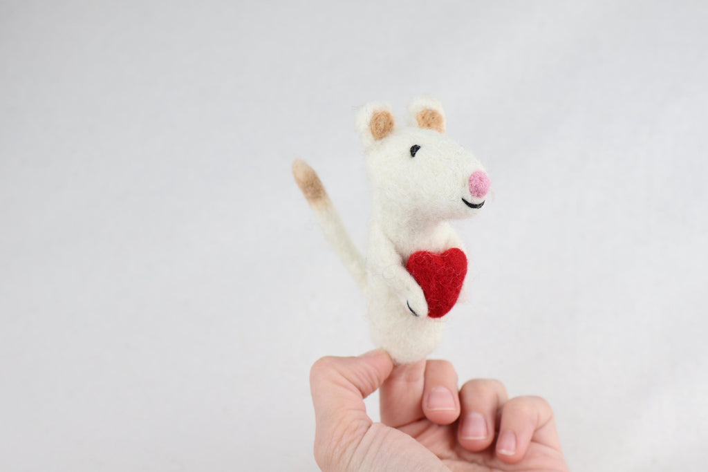 Niedliche Fingerpuppe Maus mit Herz aus Filz I Fingerspiel I Bauernhoftier I Filzmaus I Spielzeug Montessori I Geschichten erzählen