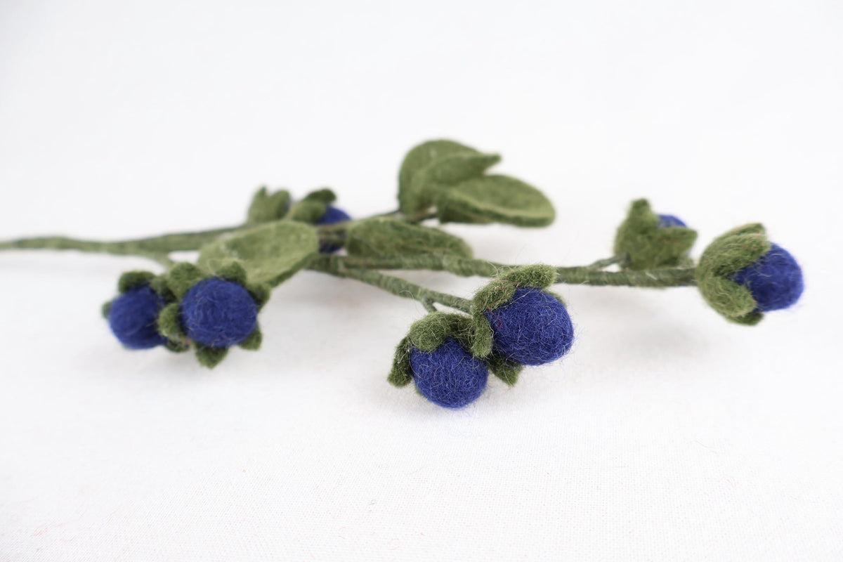 Handgefilzter Blaubeerzweig aus Filz | Heidelbeerzweig | Blumendeko | Dauerblumen | Fair Trade Nepal I Blumenstrauß