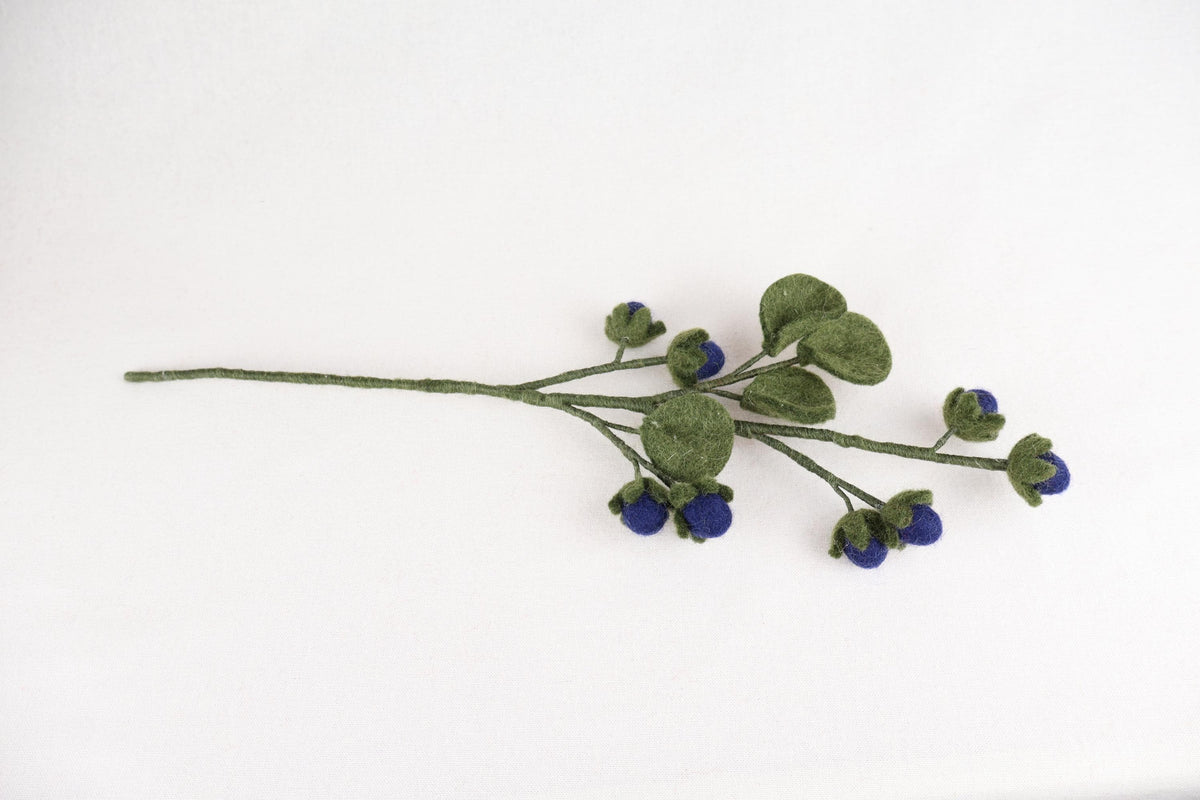 Handgefilzter Blaubeerzweig aus Filz | Heidelbeerzweig | Blumendeko | Dauerblumen | Fair Trade Nepal I Blumenstrauß