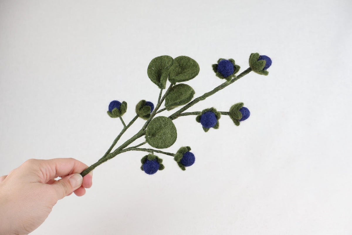 Handgefilzter Blaubeerzweig aus Filz | Heidelbeerzweig | Blumendeko | Dauerblumen | Fair Trade Nepal I Blumenstrauß