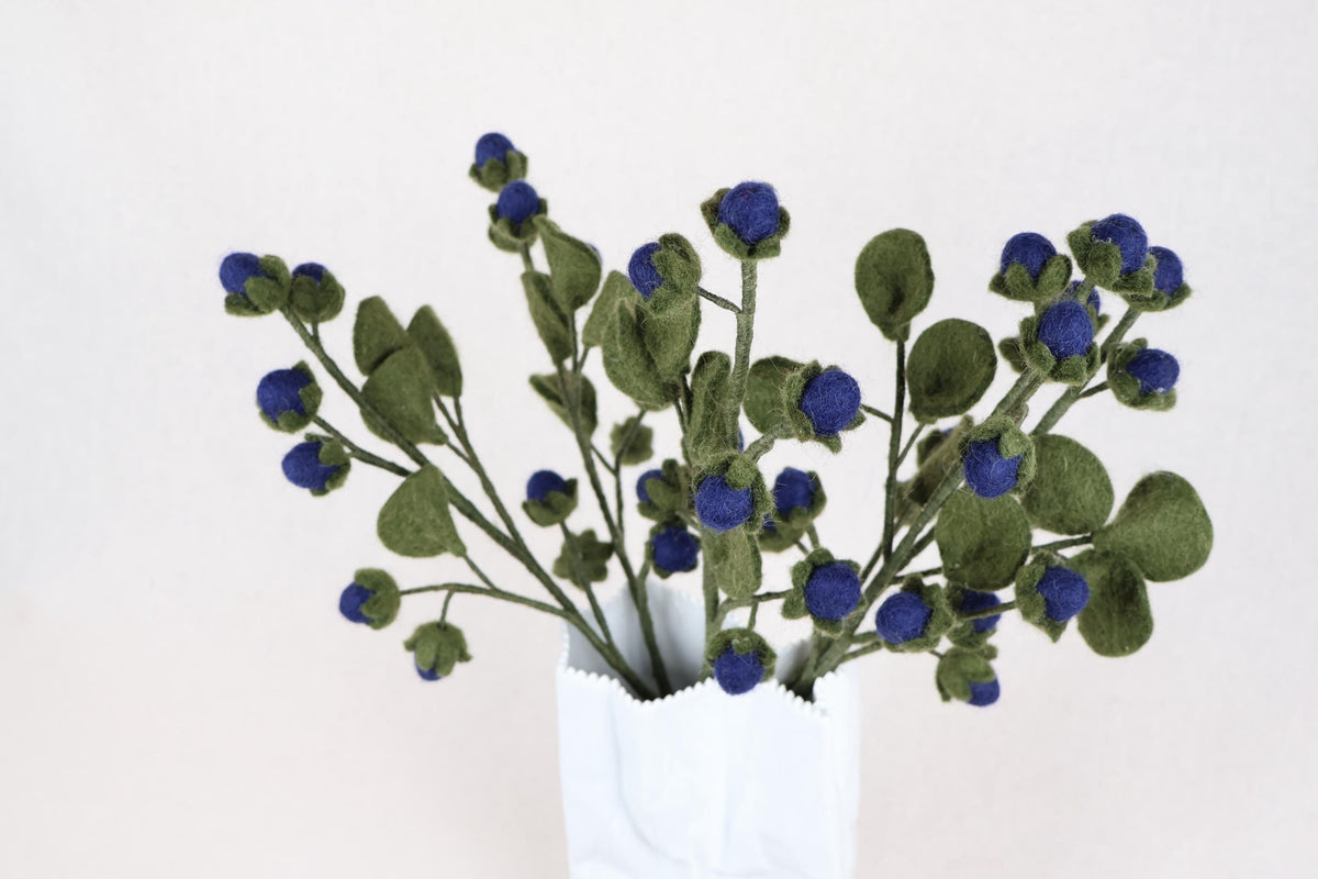 Handgefilzter Blaubeerzweig aus Filz | Heidelbeerzweig | Blumendeko | Dauerblumen | Fair Trade Nepal I Blumenstrauß