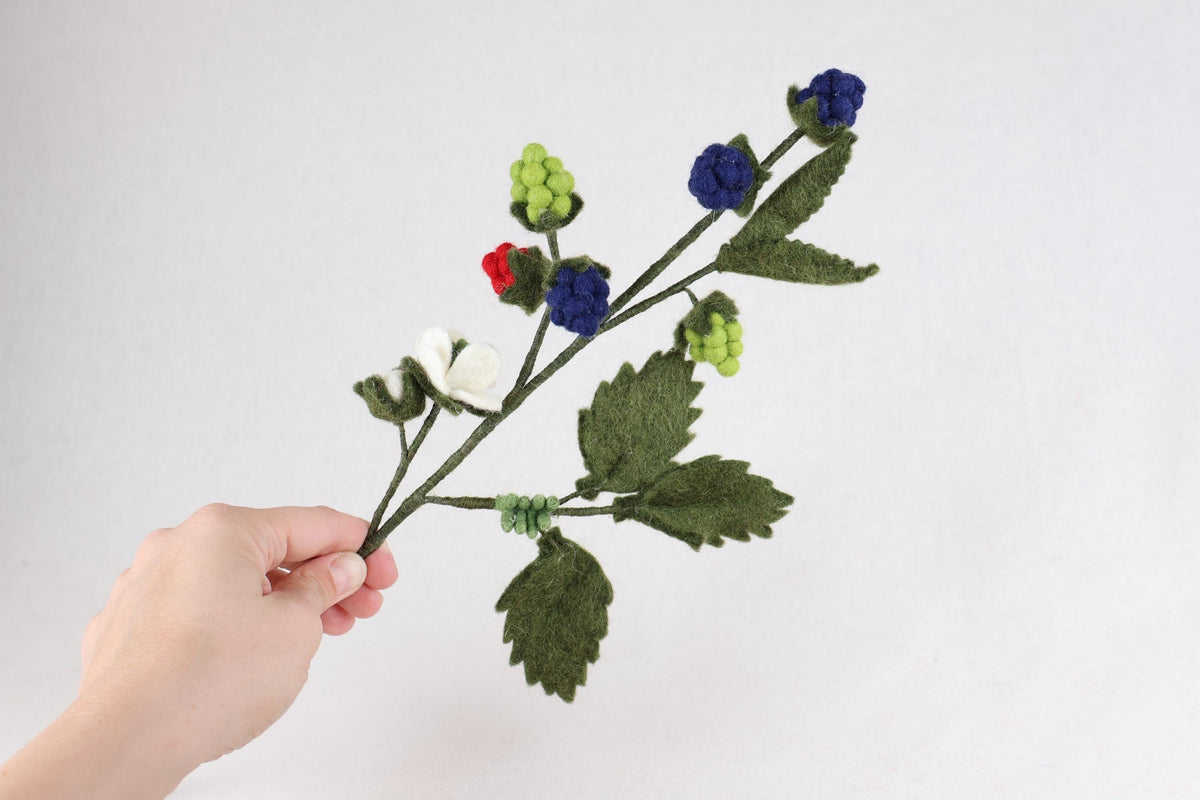 Himbeerzweig aus Filz | handgefertigte Filzblume mit Beeren | biegsamer Dekozweig | dauerhafte Blumendeko | Fair Trade Nepal I Blumenstrauß