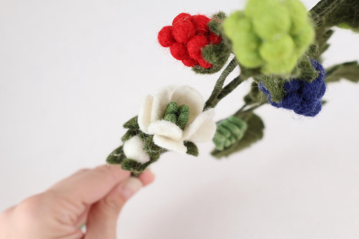 Himbeerzweig aus Filz | handgefertigte Filzblume mit Beeren | biegsamer Dekozweig | dauerhafte Blumendeko | Fair Trade Nepal I Blumenstrauß