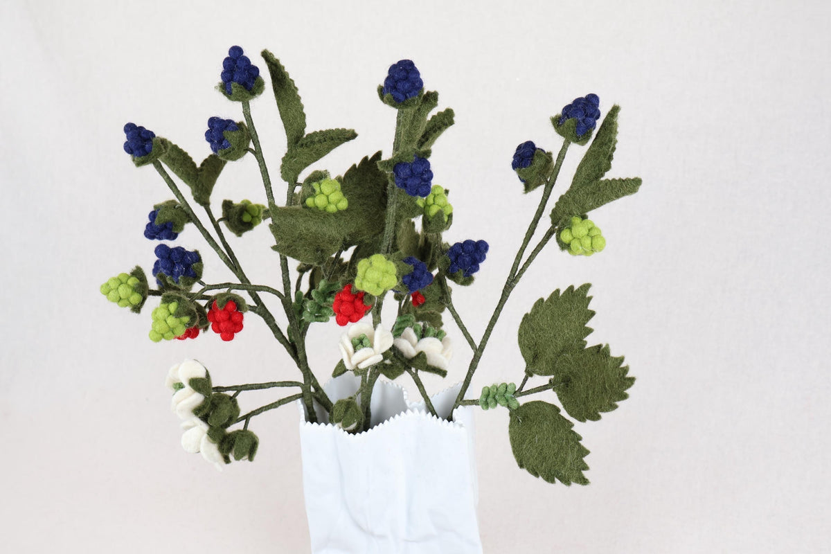 Himbeerzweig aus Filz | handgefertigte Filzblume mit Beeren | biegsamer Dekozweig | dauerhafte Blumendeko | Fair Trade Nepal I Blumenstrauß
