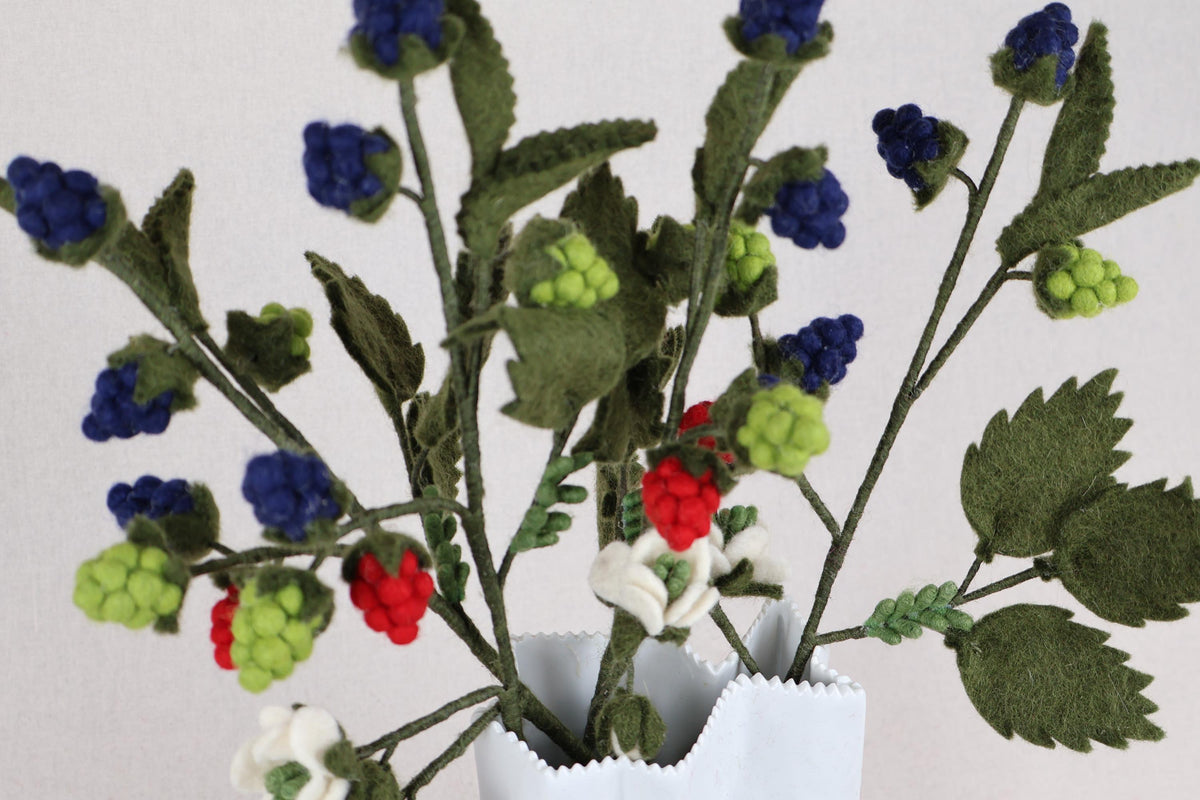 Himbeerzweig aus Filz | handgefertigte Filzblume mit Beeren | biegsamer Dekozweig | dauerhafte Blumendeko | Fair Trade Nepal I Blumenstrauß