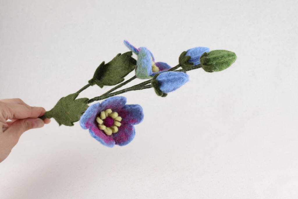 Hibiskus aus Filz in Blau | handgefertigter Blütenzweig | biegsame Filzblume | dauerhafte Blumendeko | Fair Trade Nepal I Blumendeko