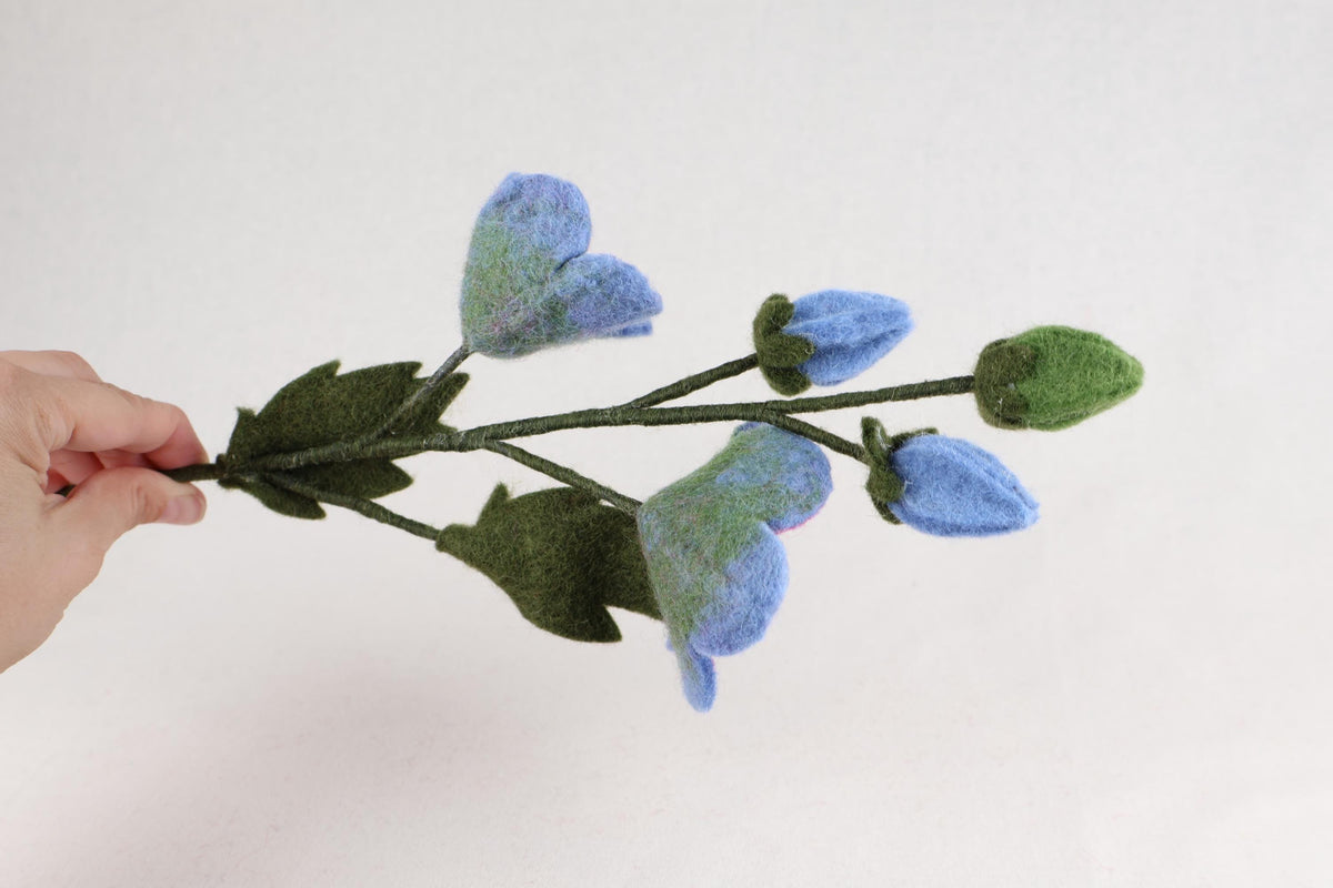 Hibiskus aus Filz in Blau | handgefertigter Blütenzweig | biegsame Filzblume | dauerhafte Blumendeko | Fair Trade Nepal I Blumendeko