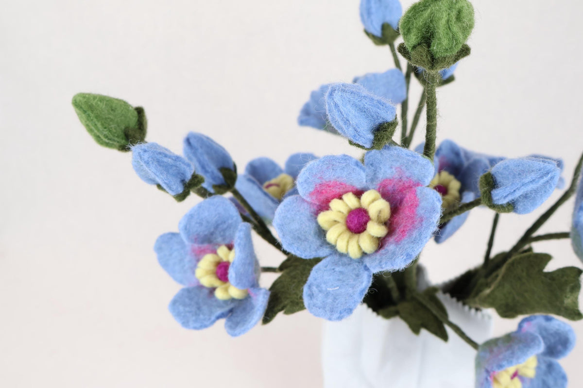 Hibiskus aus Filz in Blau | handgefertigter Blütenzweig | biegsame Filzblume | dauerhafte Blumendeko | Fair Trade Nepal I Blumendeko