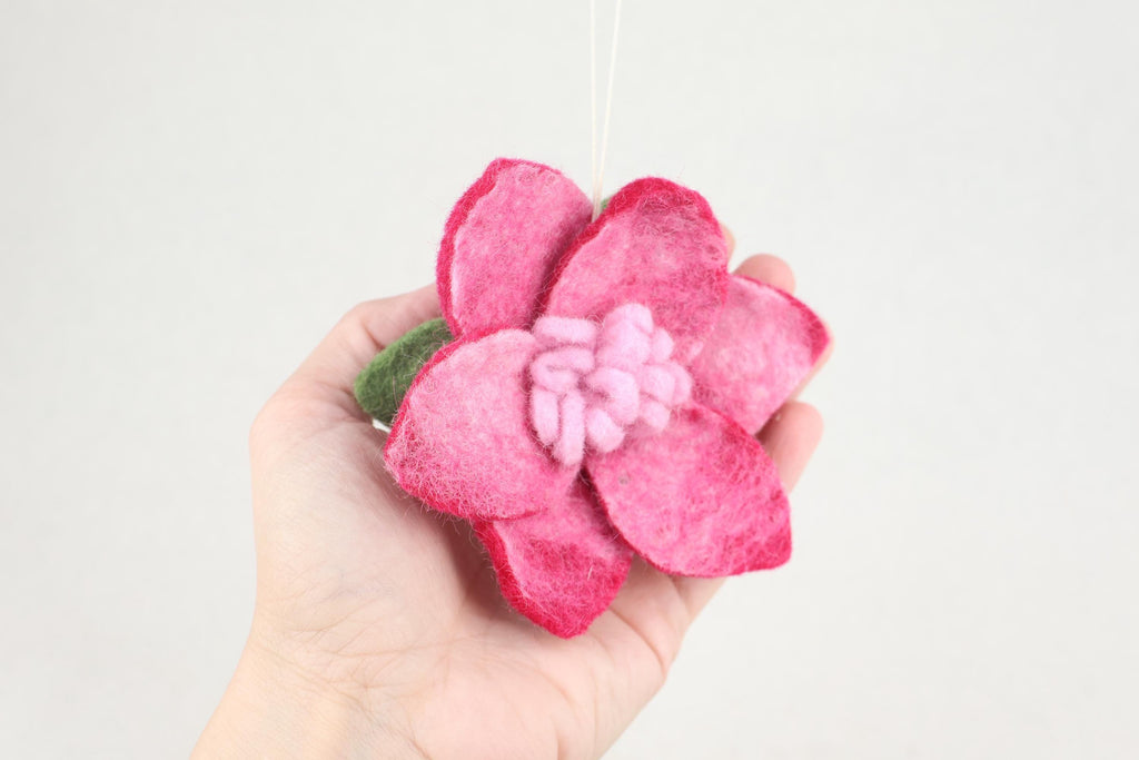 Rosa Filzblüte – Handgefertigter Frühlingsanhänger | Blütenanhänger | Fensterdeko | Filzblume I Osterschmuck I Osterdeko