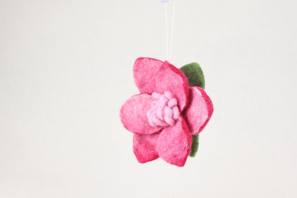 Rosa Filzblüte – Handgefertigter Frühlingsanhänger | Blütenanhänger | Fensterdeko | Filzblume I Osterschmuck I Osterdeko