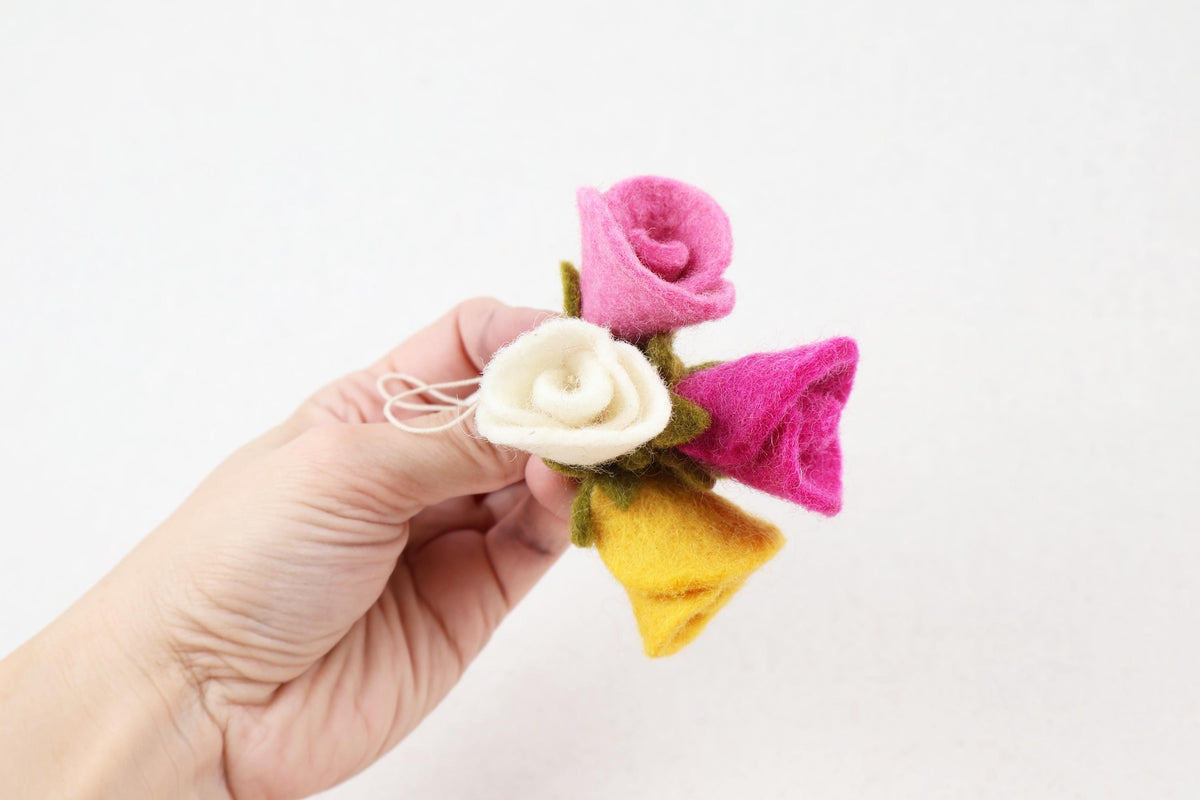 Blumenknospe aus Filz – Handgefertigter Frühlingsanhänger | Knospe I Blumendeko | Osterdeko | Fensterdeko | Filzblume I Osterschmuck