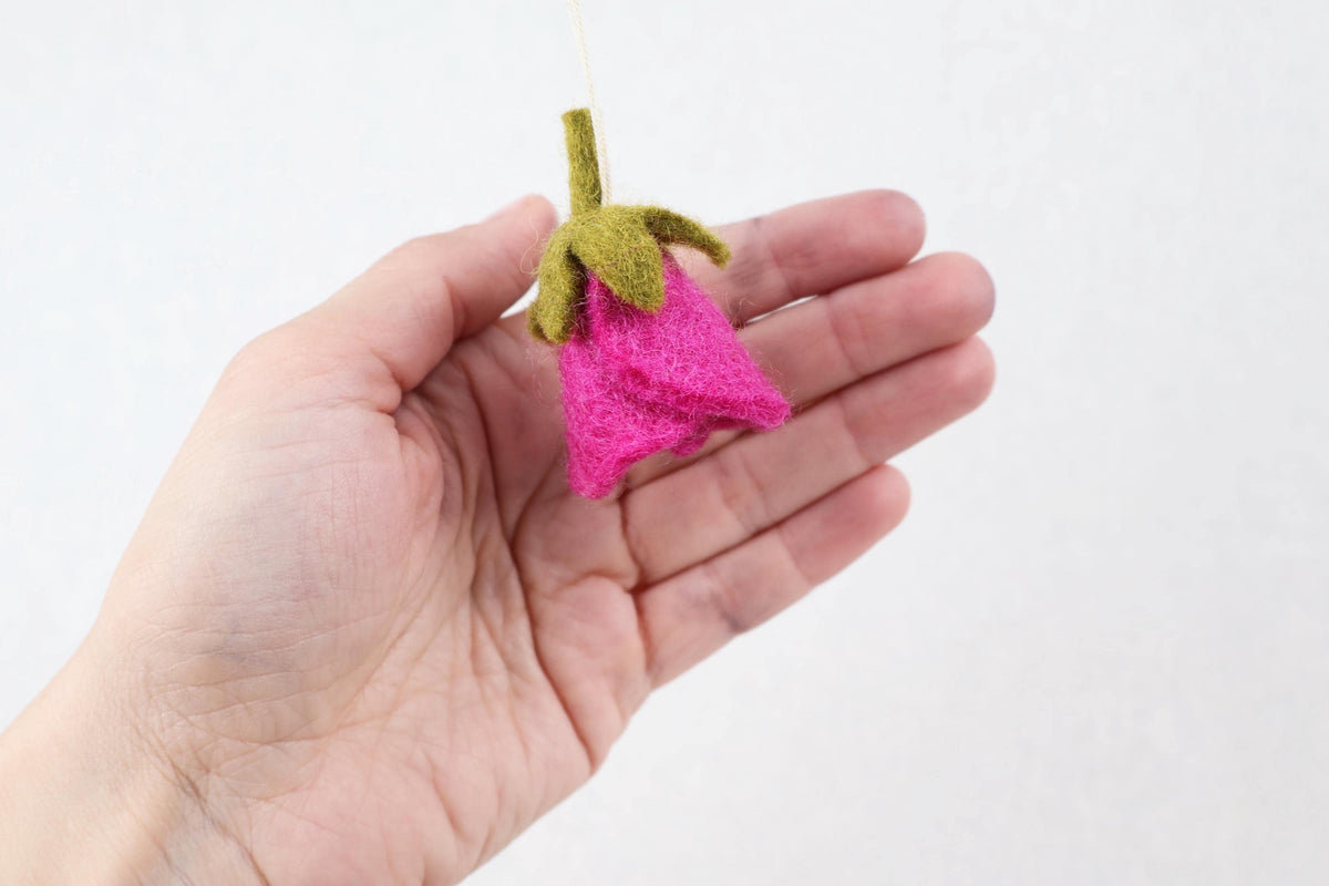Blumenknospe aus Filz – Handgefertigter Frühlingsanhänger | Knospe I Blumendeko | Osterdeko | Fensterdeko | Filzblume I Osterschmuck
