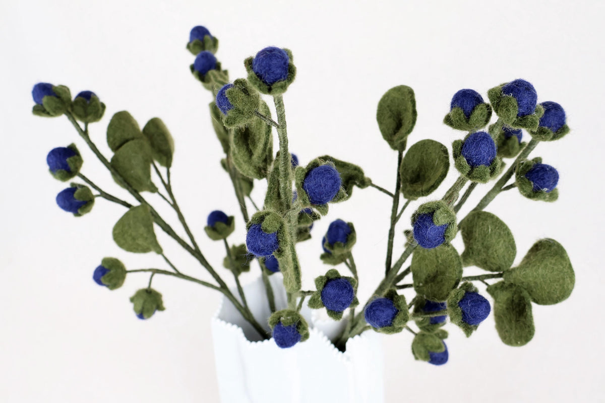 Handgefilzter Blaubeerzweig aus Filz | Heidelbeerzweig | Blumendeko | Dauerblumen | Fair Trade Nepal I Blumenstrauß