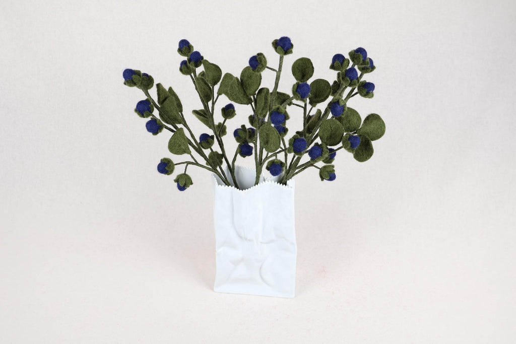 Handgefilzter Blaubeerzweig aus Filz | Heidelbeerzweig | Blumendeko | Dauerblumen | Fair Trade Nepal I Blumenstrauß