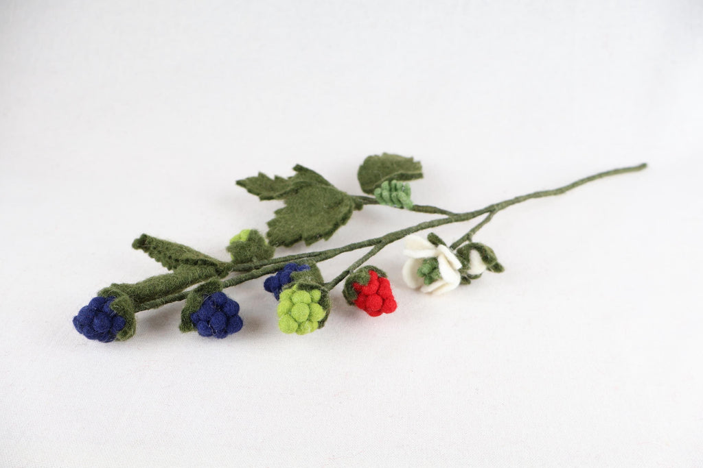 Himbeerzweig aus Filz | handgefertigte Filzblume mit Beeren | biegsamer Dekozweig | dauerhafte Blumendeko | Fair Trade Nepal I Blumenstrauß