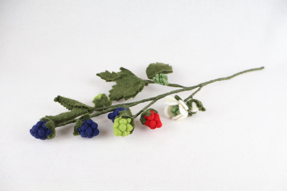 Himbeerzweig aus Filz | handgefertigte Filzblume mit Beeren | biegsamer Dekozweig | dauerhafte Blumendeko | Fair Trade Nepal I Blumenstrauß
