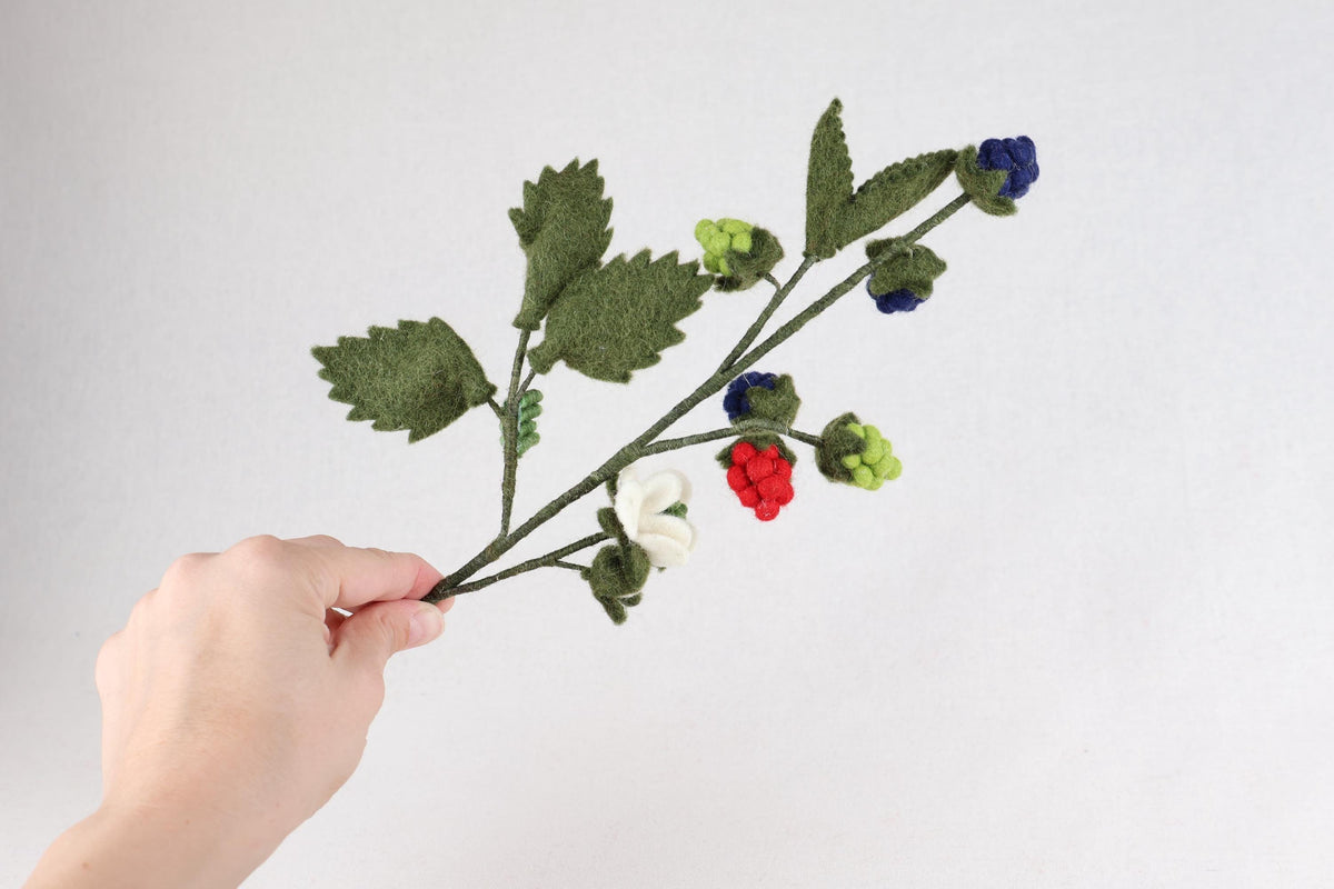 Himbeerzweig aus Filz | handgefertigte Filzblume mit Beeren | biegsamer Dekozweig | dauerhafte Blumendeko | Fair Trade Nepal I Blumenstrauß