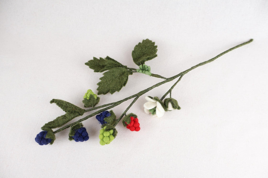 Himbeerzweig aus Filz | handgefertigte Filzblume mit Beeren | biegsamer Dekozweig | dauerhafte Blumendeko | Fair Trade Nepal I Blumenstrauß