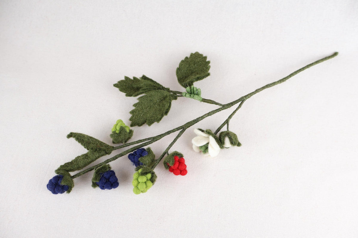 Himbeerzweig aus Filz | handgefertigte Filzblume mit Beeren | biegsamer Dekozweig | dauerhafte Blumendeko | Fair Trade Nepal I Blumenstrauß