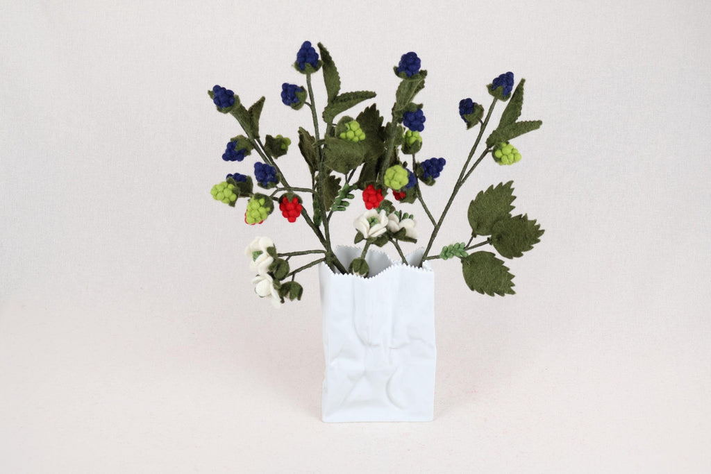 Himbeerzweig aus Filz | handgefertigte Filzblume mit Beeren | biegsamer Dekozweig | dauerhafte Blumendeko | Fair Trade Nepal I Blumenstrauß