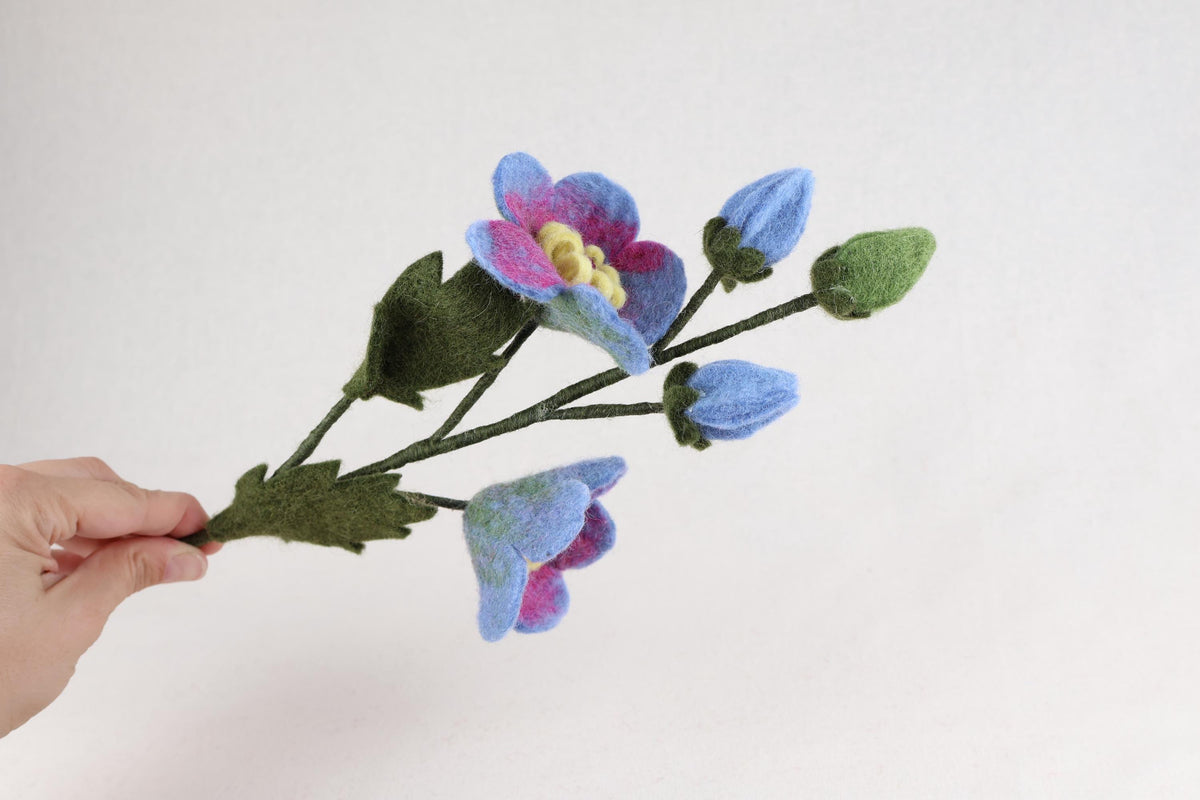 Hibiskus aus Filz in Blau | handgefertigter Blütenzweig | biegsame Filzblume | dauerhafte Blumendeko | Fair Trade Nepal I Blumendeko