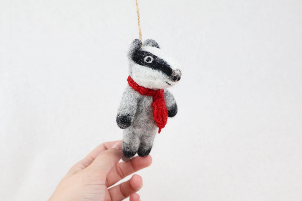 Anhänger Dachs I Dachs mit rotem Strickschal I Deko aus Filz I Winter I Weihnachtsbaum I Herbstdeko I Anhänger aus Filz I Waldtiere I