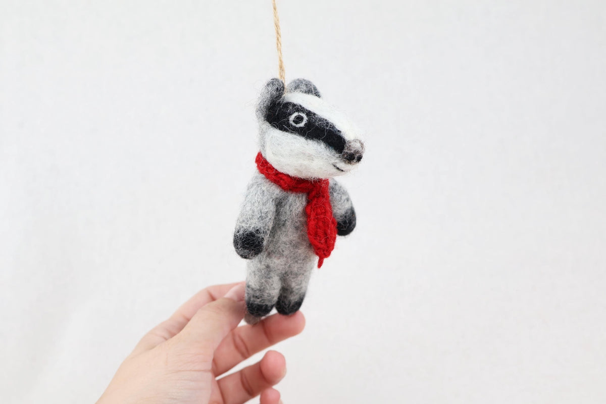 Anhänger Dachs I Dachs mit rotem Strickschal I Deko aus Filz I Winter I Weihnachtsbaum I Herbstdeko I Anhänger aus Filz I Waldtiere I