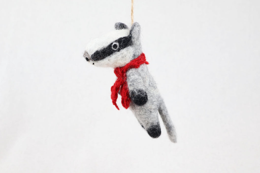 Anhänger Dachs I Dachs mit rotem Strickschal I Deko aus Filz I Winter I Weihnachtsbaum I Herbstdeko I Anhänger aus Filz I Waldtiere I