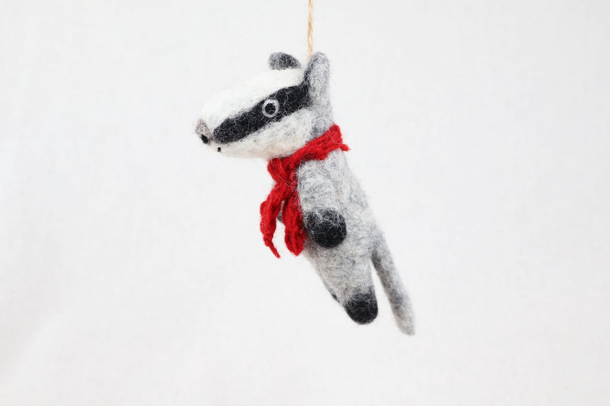 Anhänger Dachs I Dachs mit rotem Strickschal I Deko aus Filz I Winter I Weihnachtsbaum I Herbstdeko I Anhänger aus Filz I Waldtiere I
